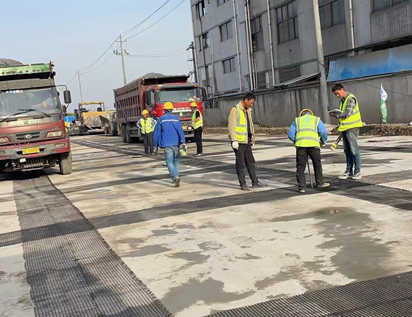 陵水老材料的新故事：玻璃纤维土工格栅如何在‘白改黑’浪潮中重获新生？